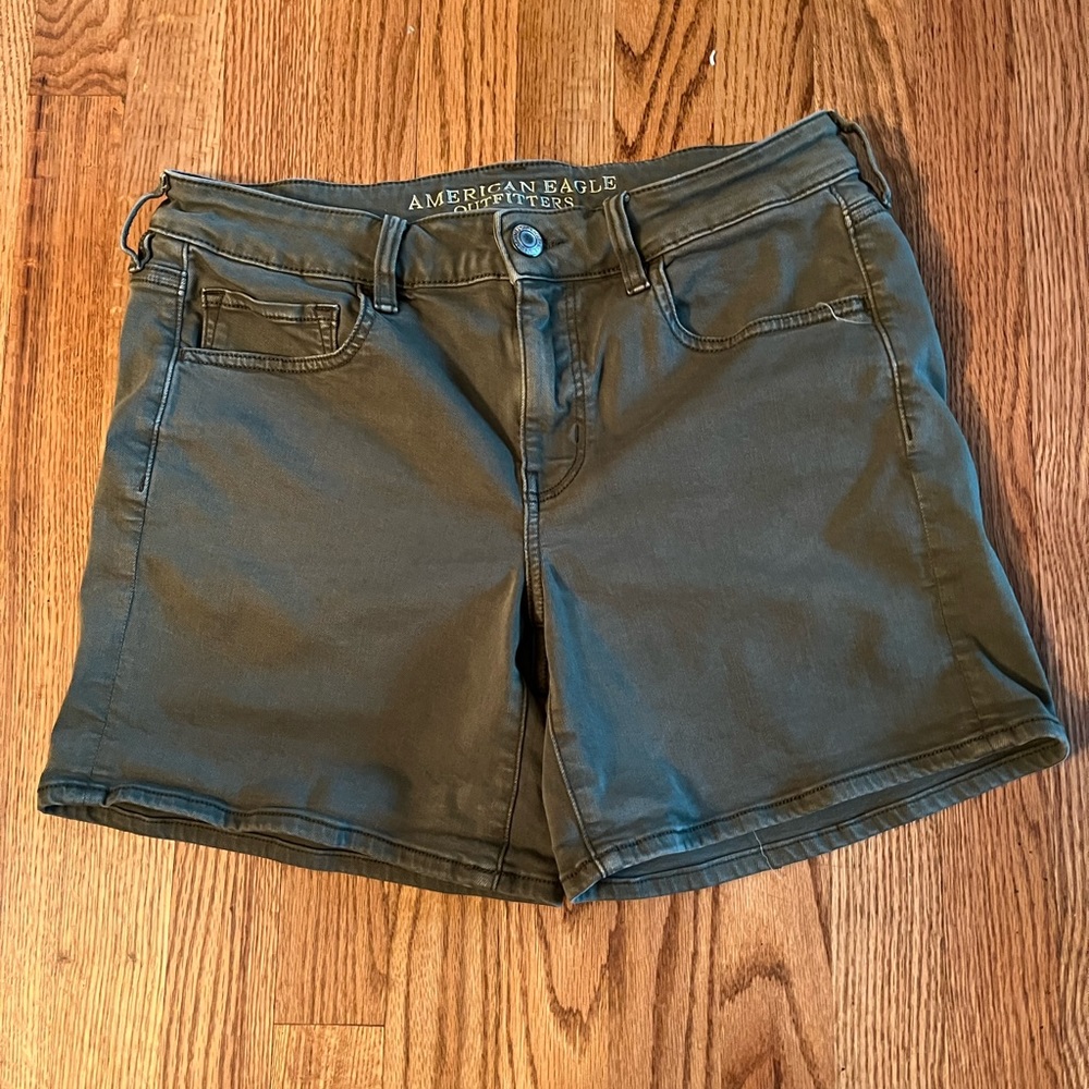 American Eagle Women’s Super Stretch Shorts olive Green Size 12